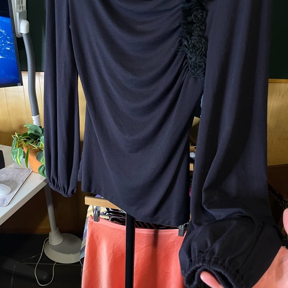 Bisou Bisou Black Top with Textured Floral Accent contouring size medium - Picture 3 of 7